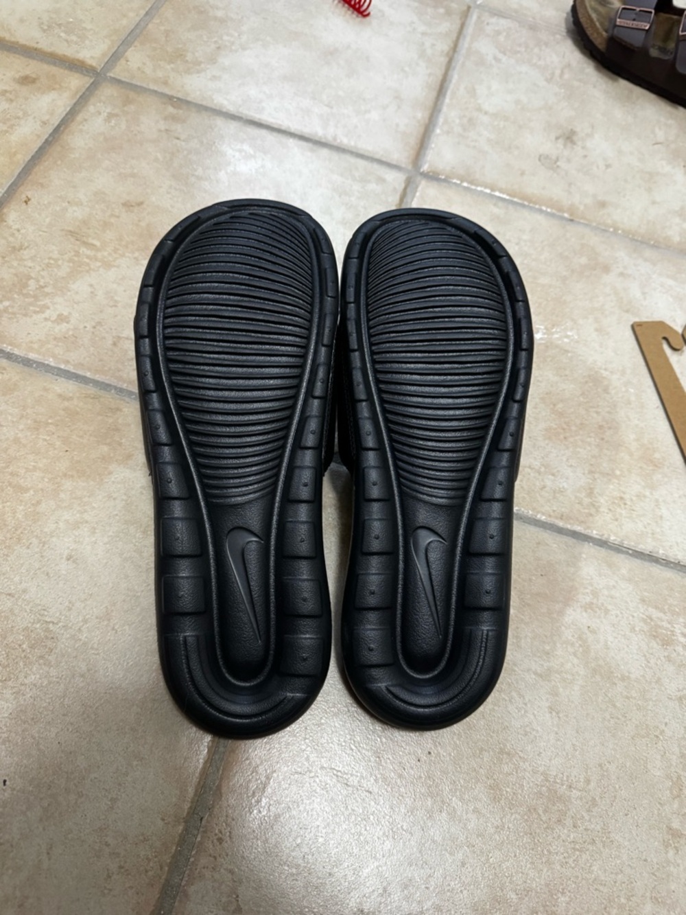 Nike Men’s Black victori Slide